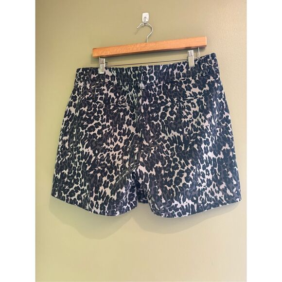 Isaac Mizrahi 14 Women's Stretch 5 Inch Tailored Trouser Shorts in a distressed - Picture 4 of 7